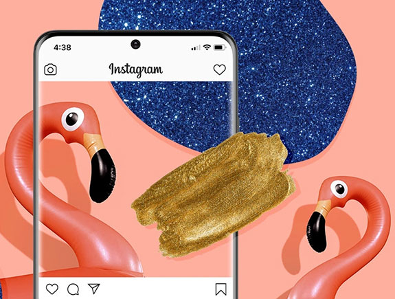 Ekran belog mobilnog telefona i rozi flamingo