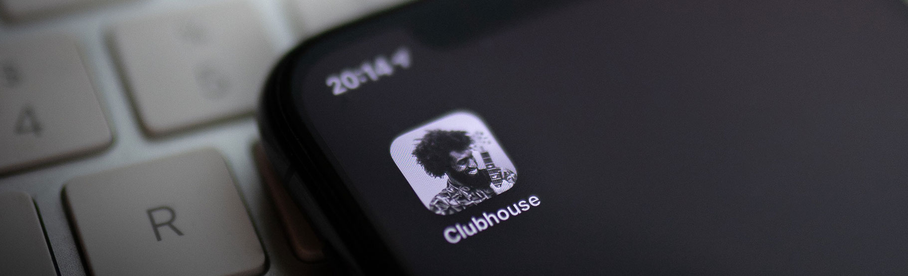 Slovo r na tastaturi i ikonica Clubhouse na ekranu mobilnog telefona